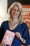 Amsterdam 8 juli 2021
Boekpresentatie Nicolette v Dam en Bas Smit bij boekhandel Scheltema. Mona Keijzer ontvangt het eerste boek .