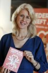 Amsterdam 8 juli 2021
Boekpresentatie Nicolette v Dam en Bas Smit bij boekhandel Scheltema. Mona Keijzer ontvangt het eerste boek .