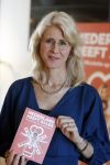 Amsterdam 8 juli 2021
Boekpresentatie Nicolette v Dam en Bas Smit bij boekhandel Scheltema. Mona Keijzer ontvangt het eerste boek .