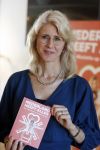 Amsterdam 8 juli 2021
Boekpresentatie Nicolette v Dam en Bas Smit bij boekhandel Scheltema. Mona Keijzer ontvangt het eerste boek .