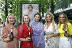 Amsterdam 8 juli 2021
Terras feestje van Talkies bij Strand zuid. Monique Westenberg met Kristina Bozilovic en andere dames