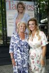 Amsterdam 8 juli 2021
Terras feestje van Talkies bij Strand zuid. Monique Westenberg met haar moeder