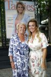 Amsterdam 8 juli 2021
Terras feestje van Talkies bij Strand zuid. Monique Westenberg met haar moeder