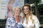Amsterdam 8 juli 2021
Terras feestje van Talkies bij Strand zuid. Monique Westenberg met haar moeder