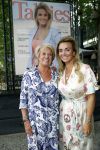 Amsterdam 8 juli 2021
Terras feestje van Talkies bij Strand zuid. Monique Westenberg met haar moeder