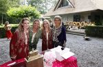 Blaricum 6 juli 2021
Gordon viert zijn verjaardag en dat hij zijn huis verkocht heeft. Ook gaat hij verhuizen naar Dubai. Nathalie Moser met collegas