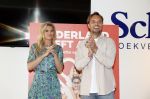 Amsterdam 8 juli 2021
Boekpresentatie Nicolette v Dam en Bas Smit bij boekhandel Scheltema. Mona Keijzer ontvangt het eerste boek .