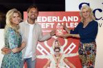 Amsterdam 8 juli 2021
Boekpresentatie Nicolette v Dam en Bas Smit bij boekhandel Scheltema. Mona Keijzer ontvangt het eerste boek .