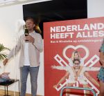 Amsterdam 8 juli 2021
Boekpresentatie Nicolette v Dam en Bas Smit bij boekhandel Scheltema. Mona Keijzer ontvangt het eerste boek .