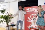 Amsterdam 8 juli 2021
Boekpresentatie Nicolette v Dam en Bas Smit bij boekhandel Scheltema. Mona Keijzer ontvangt het eerste boek .