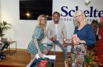 Amsterdam 8 juli 2021
Boekpresentatie Nicolette v Dam en Bas Smit bij boekhandel Scheltema. Mona Keijzer ontvangt het eerste boek .