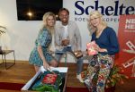Amsterdam 8 juli 2021
Boekpresentatie Nicolette v Dam en Bas Smit bij boekhandel Scheltema. Mona Keijzer ontvangt het eerste boek .