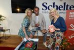 Amsterdam 8 juli 2021
Boekpresentatie Nicolette v Dam en Bas Smit bij boekhandel Scheltema. Mona Keijzer ontvangt het eerste boek .