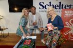 Amsterdam 8 juli 2021
Boekpresentatie Nicolette v Dam en Bas Smit bij boekhandel Scheltema. Mona Keijzer ontvangt het eerste boek .
