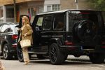 Amsterdam 13 juli 2021
Olcay Gulsen met haar mercedes G klasse in de PC Hooftstraat. Kinderen fotograferen haar auto.