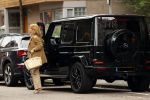 Amsterdam 13 juli 2021
Olcay Gulsen met haar mercedes G klasse in de PC Hooftstraat. Kinderen fotograferen haar auto.