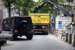 Amsterdam 13 juli 2021
Olcay Gulsen met haar mercedes G klasse in de PC Hooftstraat. Kinderen fotograferen haar auto.
