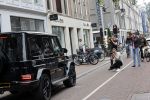Amsterdam 13 juli 2021
Olcay Gulsen met haar mercedes G klasse in de PC Hooftstraat. Kinderen fotograferen haar auto.