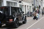Amsterdam 13 juli 2021
Olcay Gulsen met haar mercedes G klasse in de PC Hooftstraat. Kinderen fotograferen haar auto.