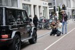 Amsterdam 13 juli 2021
Olcay Gulsen met haar mercedes G klasse in de PC Hooftstraat. Kinderen fotograferen haar auto.