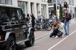 Amsterdam 13 juli 2021
Olcay Gulsen met haar mercedes G klasse in de PC Hooftstraat. Kinderen fotograferen haar auto.
