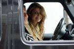 Amsterdam 13 juli 2021
Olcay Gulsen met haar mercedes G klasse in de PC Hooftstraat. Kinderen fotograferen haar auto.