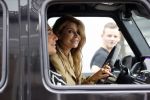 Amsterdam 13 juli 2021
Olcay Gulsen met haar mercedes G klasse in de PC Hooftstraat. Kinderen fotograferen haar auto.