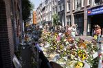 Amsterdam A4 18 juli 2021
Bloemenzee voor Peter R de Vries en Abri van Peter bij schiphol naast de A4
