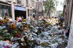 Amsterdam A4 18 juli 2021
Bloemenzee voor Peter R de Vries en Abri van Peter bij schiphol naast de A4