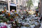 Amsterdam A4 18 juli 2021
Bloemenzee voor Peter R de Vries en Abri van Peter bij schiphol naast de A4