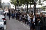 Amsterdam 21 juli 2021
Het publiek kan afscheid nemen van Peter R de Vries . Peter ligt opgebaard in Carre . er komen duizenden mensen langs.