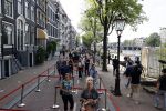Amsterdam 21 juli 2021
Het publiek kan afscheid nemen van Peter R de Vries . Peter ligt opgebaard in Carre . er komen duizenden mensen langs.