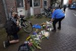 Amsterdam 7 en 10 juli 2021
Op de plek waar Peter R de Vries neergeschoten is leggen mensen bloemen neer.
