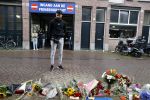 Amsterdam 7 en 10 juli 2021
Op de plek waar Peter R de Vries neergeschoten is leggen mensen bloemen neer.