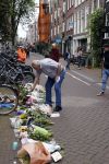 Amsterdam 7 en 10 juli 2021
Op de plek waar Peter R de Vries neergeschoten is leggen mensen bloemen neer.