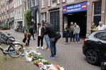 Amsterdam 7 en 10 juli 2021
Op de plek waar Peter R de Vries neergeschoten is leggen mensen bloemen neer.