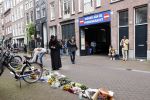 Amsterdam 7 en 10 juli 2021
Op de plek waar Peter R de Vries neergeschoten is leggen mensen bloemen neer.