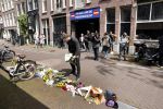 Amsterdam 7 en 10 juli 2021
Op de plek waar Peter R de Vries neergeschoten is leggen mensen bloemen neer.