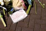 Amsterdam 7 en 10 juli 2021
Op de plek waar Peter R de Vries neergeschoten is leggen mensen bloemen neer.