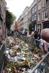 Amsterdam 7 en 10 juli 2021
Op de plek waar Peter R de Vries neergeschoten is leggen mensen bloemen neer.