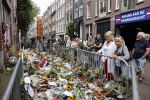 Amsterdam 7 en 10 juli 2021
Op de plek waar Peter R de Vries neergeschoten is leggen mensen bloemen neer.