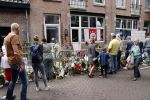 Amsterdam 7 en 10 juli 2021
Op de plek waar Peter R de Vries neergeschoten is leggen mensen bloemen neer.