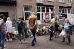 Amsterdam 7 en 10 juli 2021
Op de plek waar Peter R de Vries neergeschoten is leggen mensen bloemen neer.