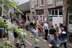 Amsterdam 7 en 10 juli 2021
Op de plek waar Peter R de Vries neergeschoten is leggen mensen bloemen neer.