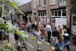 Amsterdam 7 en 10 juli 2021
Op de plek waar Peter R de Vries neergeschoten is leggen mensen bloemen neer.
