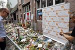 Amsterdam 7 en 10 juli 2021
Op de plek waar Peter R de Vries neergeschoten is leggen mensen bloemen neer.