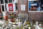 Amsterdam 7 en 10 juli 2021
Op de plek waar Peter R de Vries neergeschoten is leggen mensen bloemen neer.