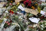 Amsterdam 7 en 10 juli 2021
Op de plek waar Peter R de Vries neergeschoten is leggen mensen bloemen neer.