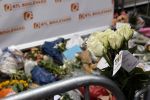 Amsterdam 7 en 10 juli 2021
Op de plek waar Peter R de Vries neergeschoten is leggen mensen bloemen neer.