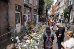 Amsterdam 7 en 10 juli 2021
Op de plek waar Peter R de Vries neergeschoten is leggen mensen bloemen neer.
